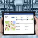 Sistem de monitorizare GPS afișat pe tabletă, cu hartă și traseul vehiculelor în timp real