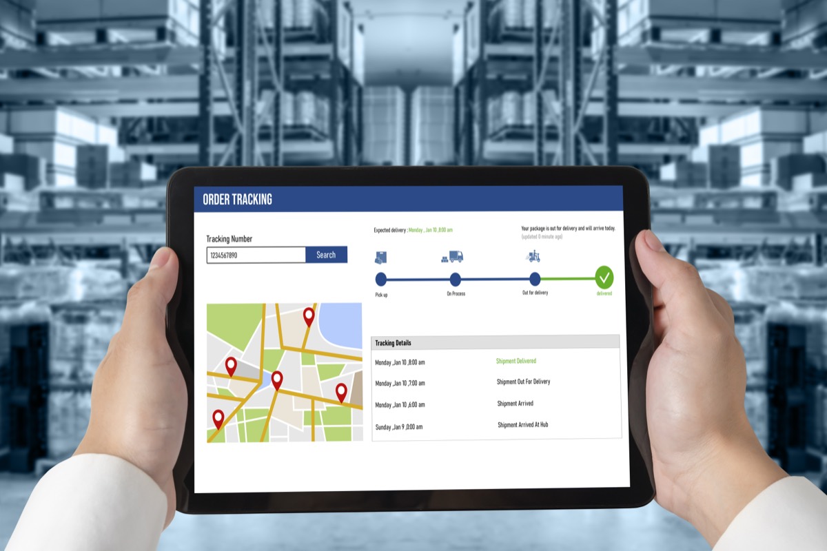 Sistem de monitorizare GPS afișat pe tabletă, cu hartă și traseul vehiculelor în timp real
