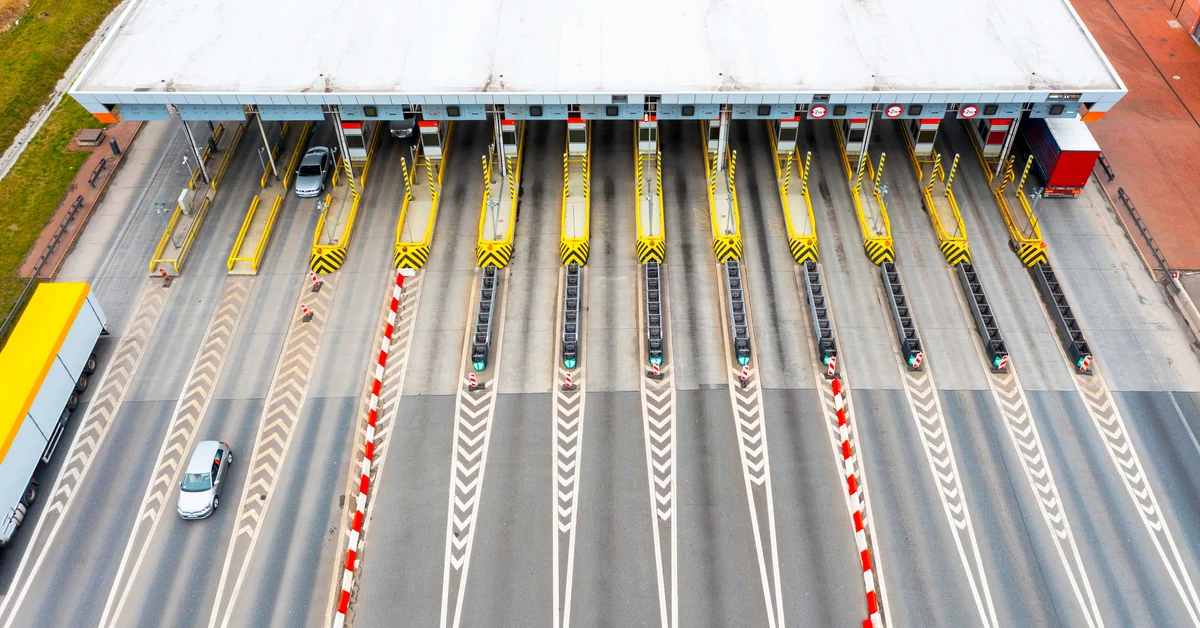 Punct de taxare pe autostradă, văzut de sus — HU-GO este sistemul de plată a taxelor de drum în Ungaria