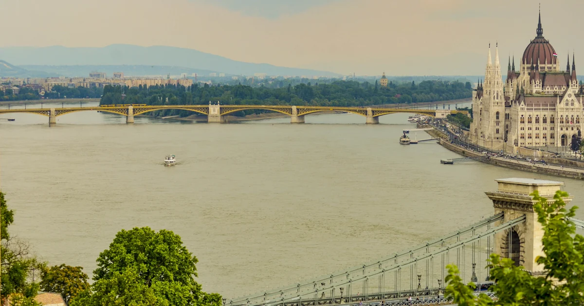 Budapesta pe Dunăre, cu Podul cu Lanțuri și Parlamentul Ungariei — vinietă Ungaria