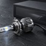 Bec auto LED H7 cu radiator de răcire, așezat lângă cutia neagră a produsului