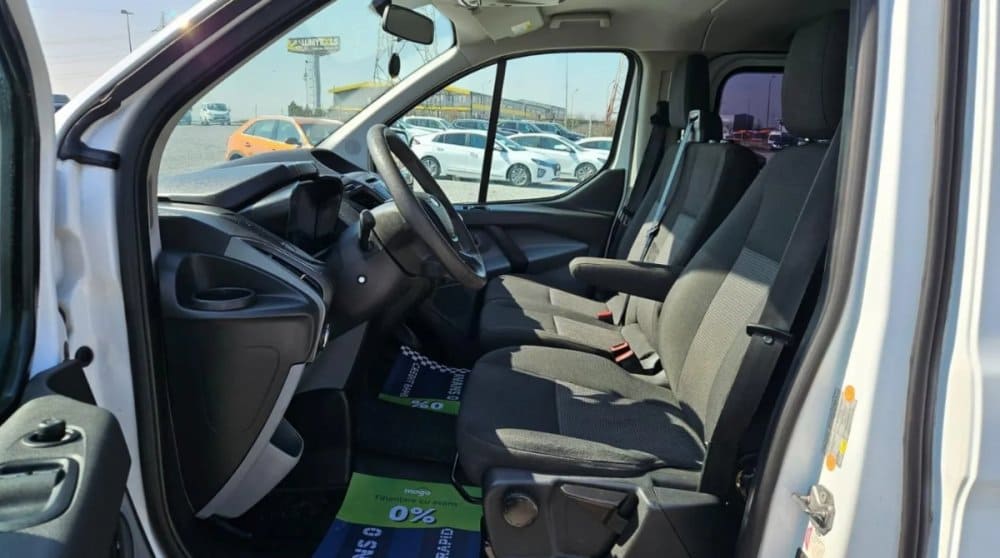 Interior cabină Ford Transit Custom: volan, bord și trei locuri în față