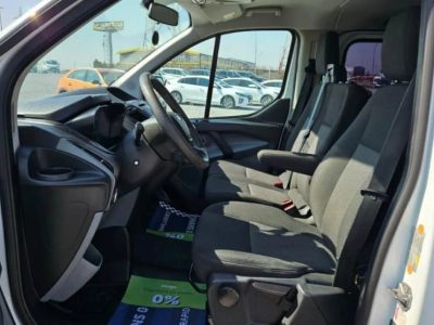 Interior cabină Ford Transit Custom: volan, bord și trei locuri în față