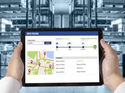 Sistem de monitorizare GPS afișat pe tabletă, cu hartă și traseul vehiculelor în timp real